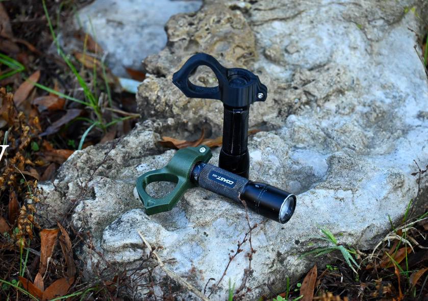 Flashlight thumb ring