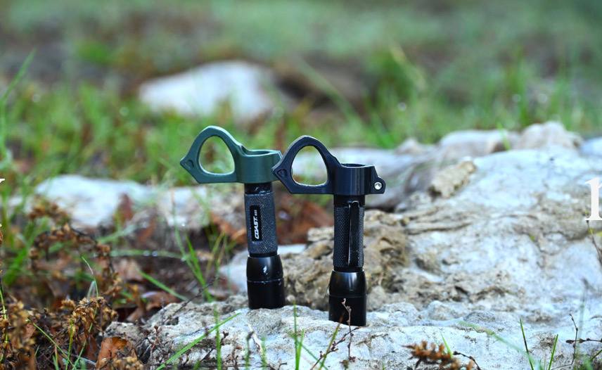 Flashlight thumb ring pair